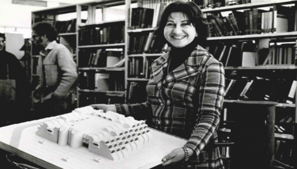 גב' תמר הררי עם דגם בניין הספרייה |  Mrs. Tamar Harari with a model of the library building 